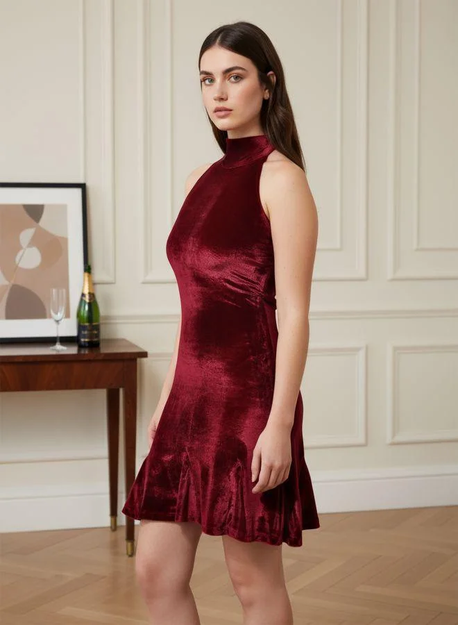 مرفوعة Women Fit and Flared Solid Halter Neck Sleeveless Godet Dress